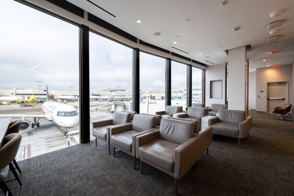 1920_2024-11-24-maple-leaf-lounge-lax-z81-4596-hdr
