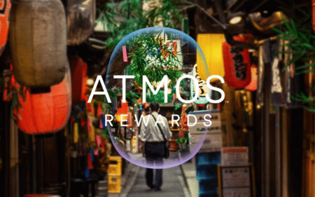 Logo Atmos Rewards sur une image de Tokyo