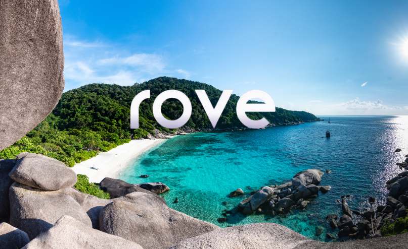 Logo Rove Miles sur fond de plage