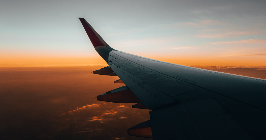 Aile d’avion au coucher du soleil