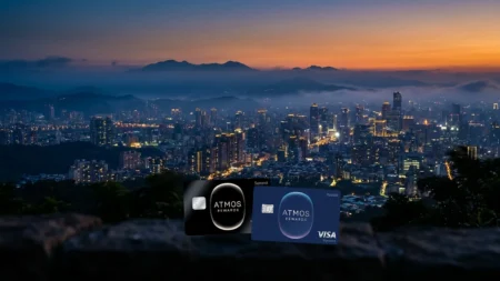Cartes de crédit Atmos Rewards Summit et Ascent devant le panorama de Taipei à l'heure bleue